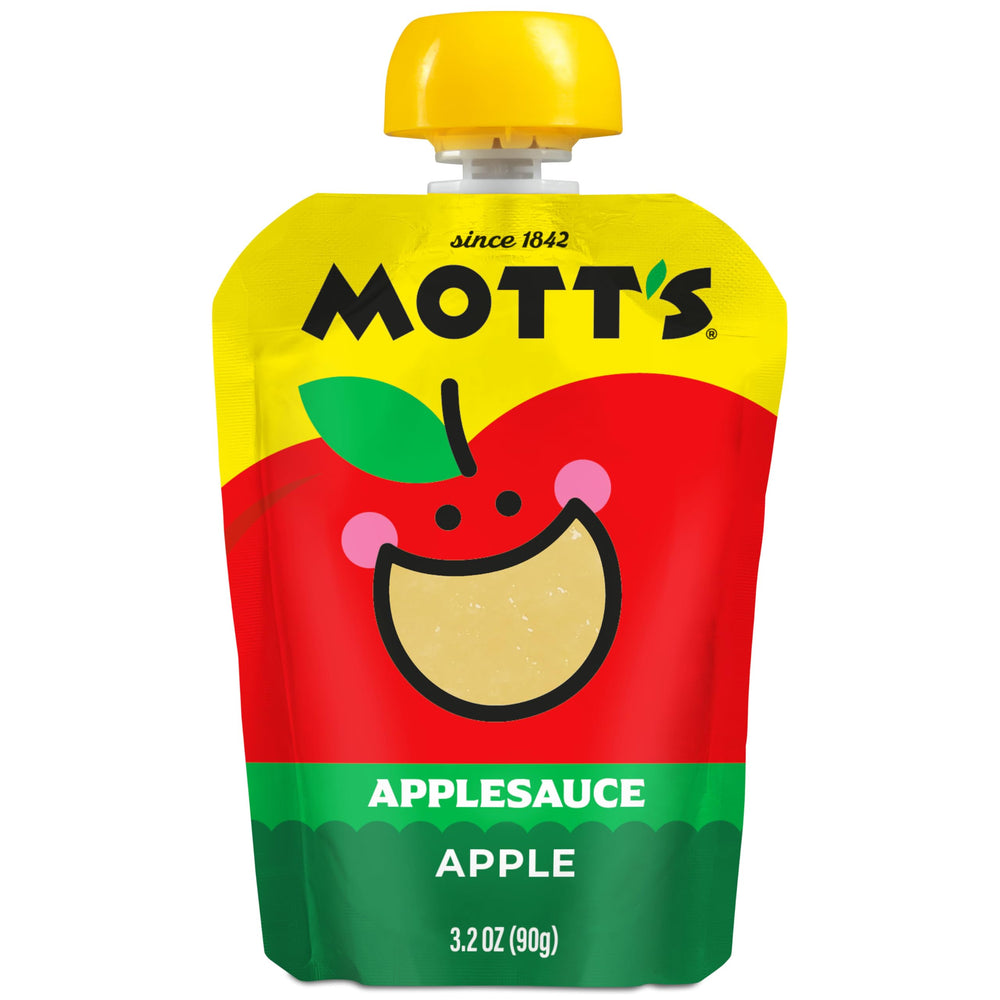 Uso familiar de Mott's pouch en mesa con niños disfrutando snack