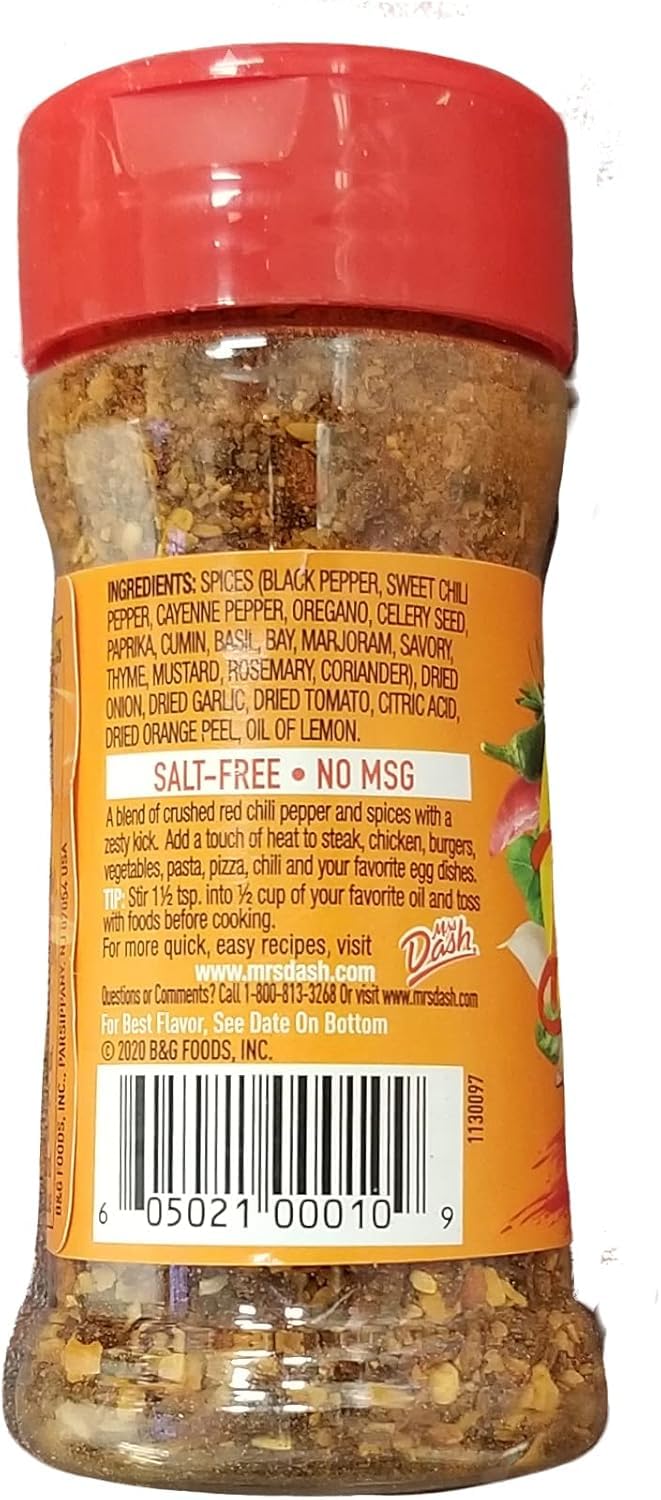 Mrs. Dash Extra Spicy comparación de tamaño con una mano para ver la capacidad de 2.5 oz y portabilidad.