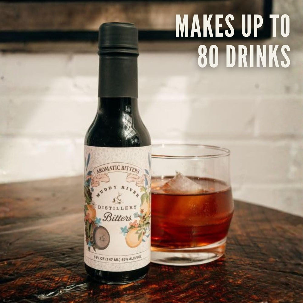 Muddy River Distillery dosificando bitters en un Manhattan tradicional