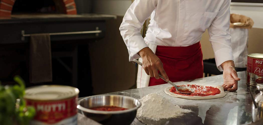 Mutti passata en sartén preparando salsa rápida para pasta
