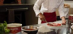 Mutti passata en sartén preparando salsa rápida para pasta