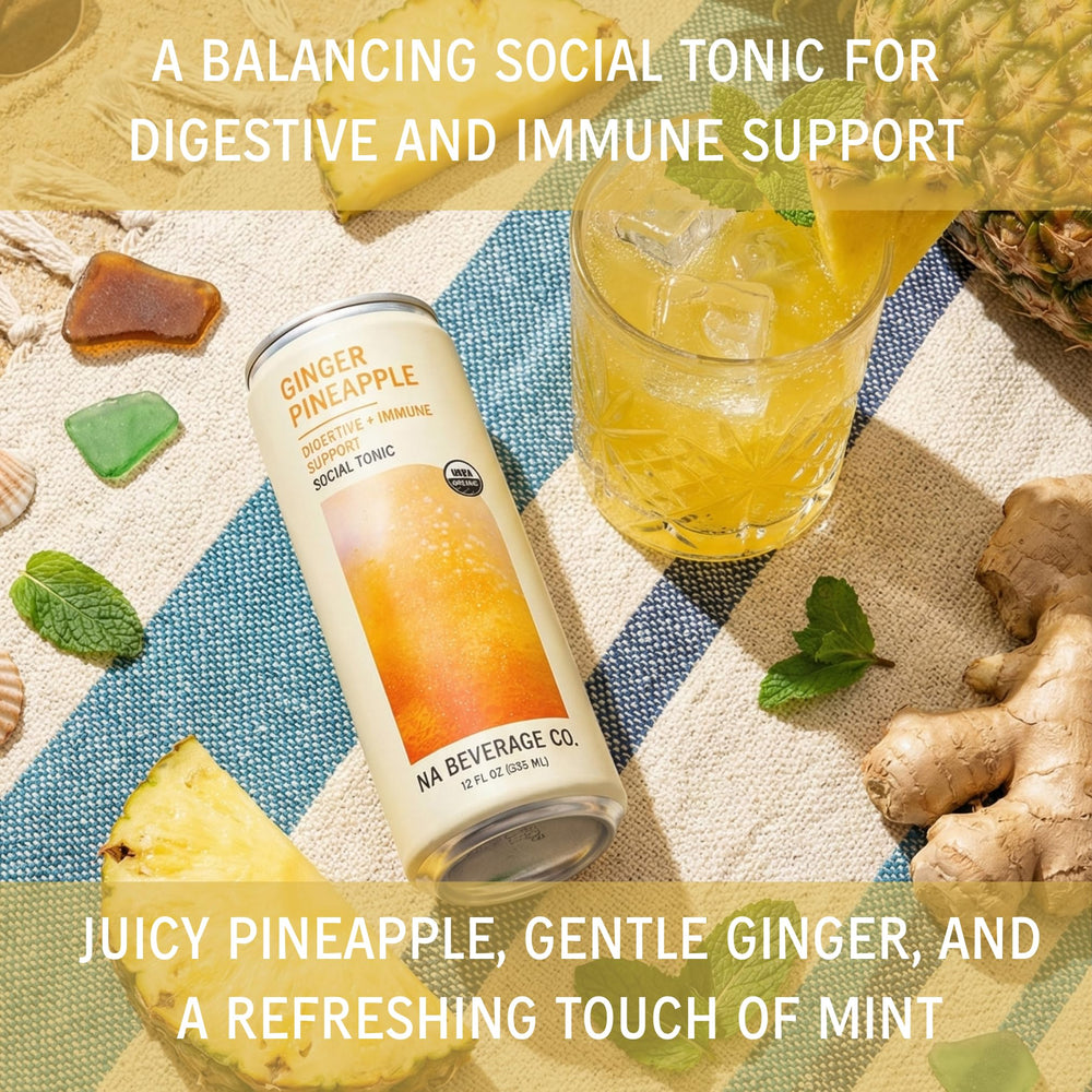 Vaso servido con NA Beverage Ginger Pineapple y hielo, refresco social saludable