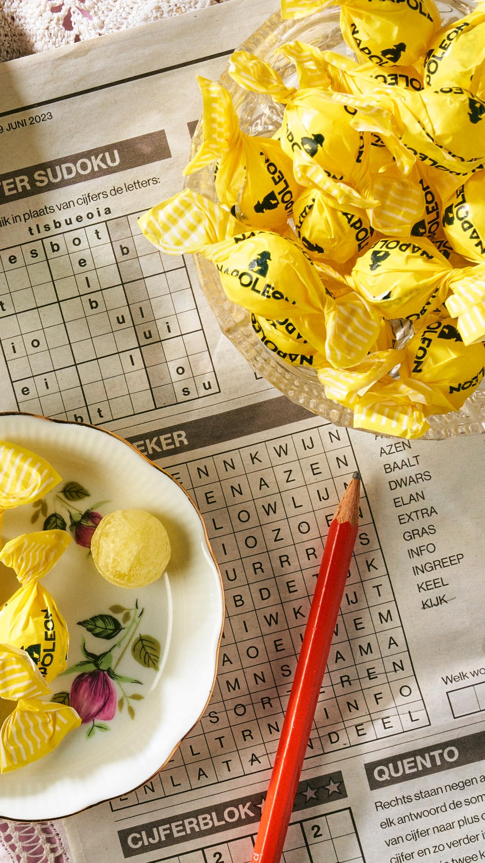 Napoleon Candy caramelo en mano para comparar tamaño y portabilidad