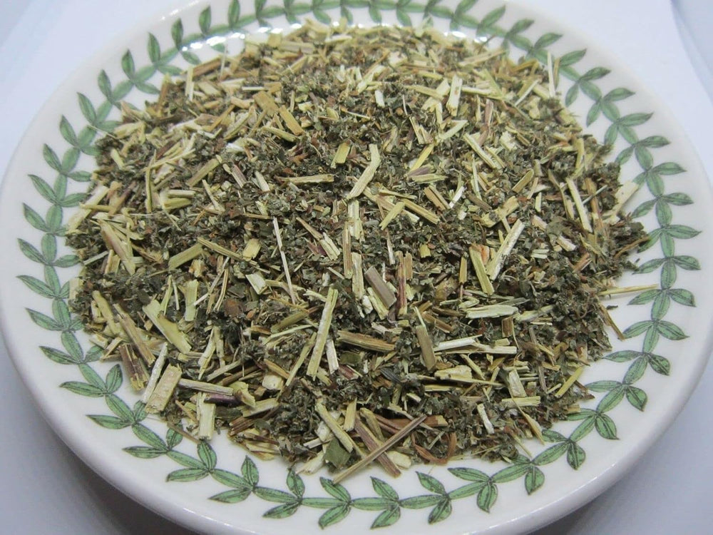 Nature Tea taza con infusión de Cleavers en uso, ilustrando método de preparación y apariencia del té