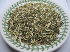 Nature Tea taza con infusión de Cleavers en uso, ilustrando método de preparación y apariencia del té