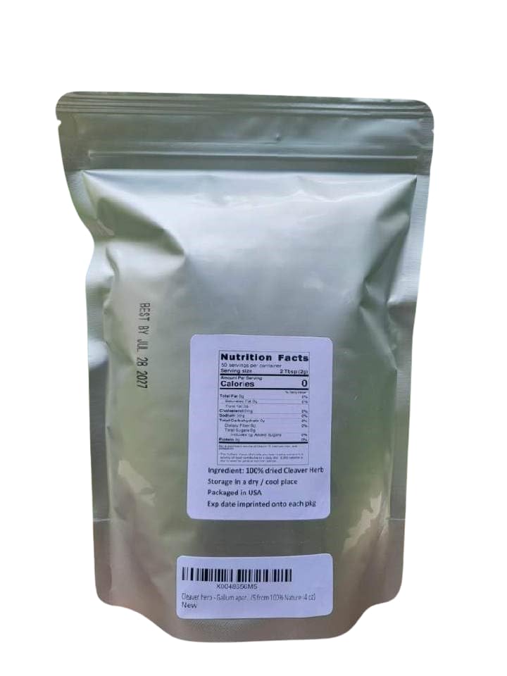Nature Tea primer plano de hojas secas de Cleavers que revela textura y ganchos, muestra calidad del corte