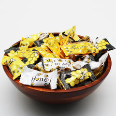 Naturejam frasco decorativo con caramelos abeja destacando presentación en mesa