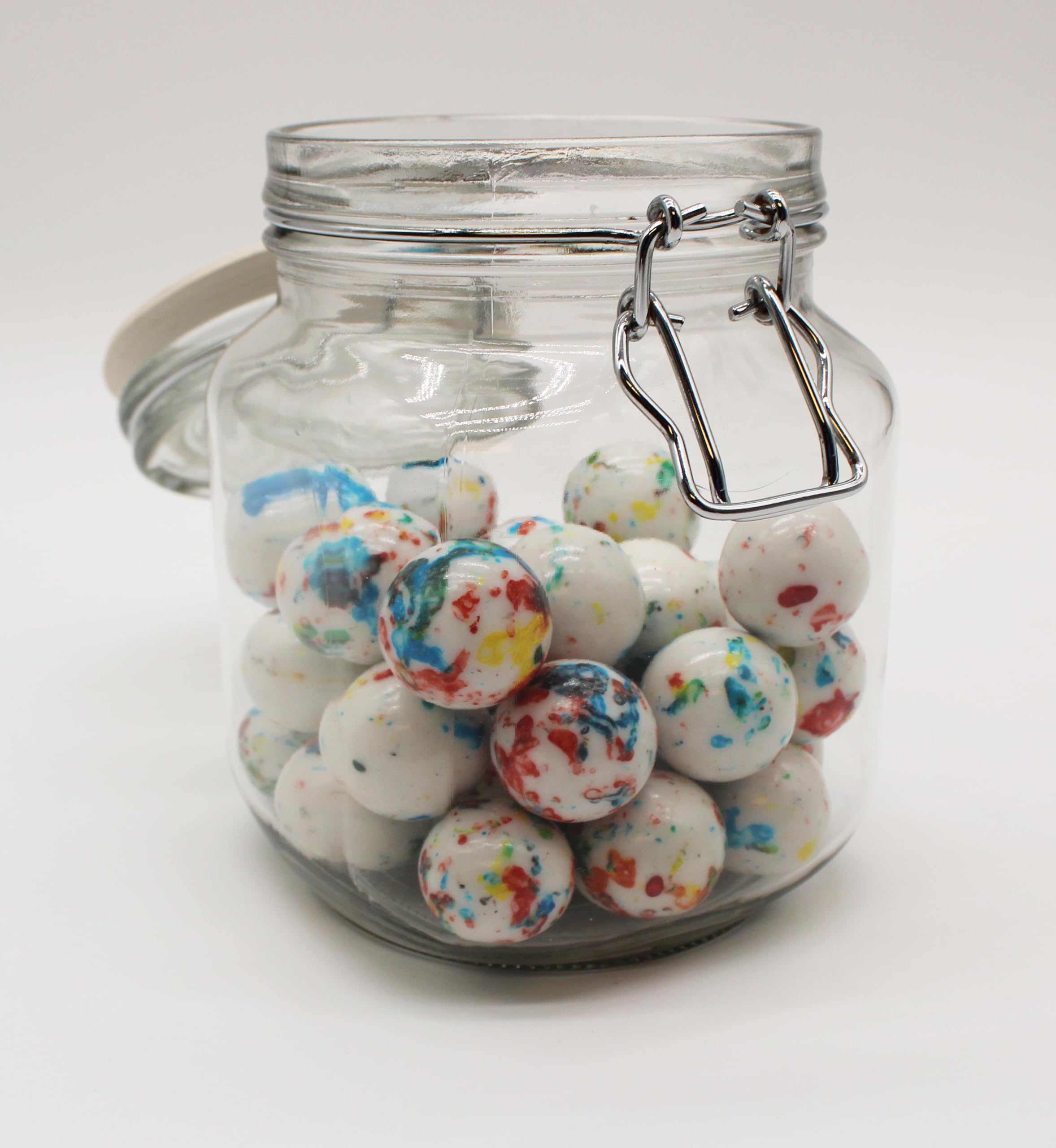 Naturejam jawbreakers en mesa de fiesta como decoración dulce y llamativa
