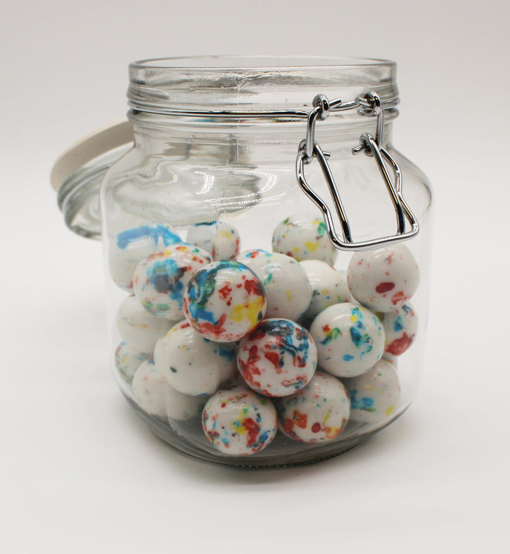 Naturejam jawbreakers en mesa de fiesta como decoración dulce y llamativa