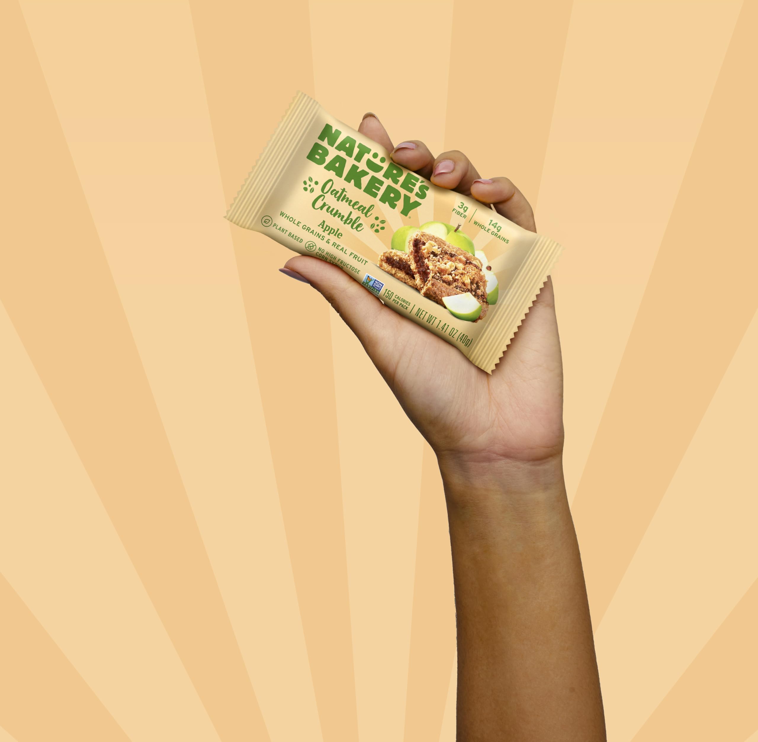 Nature's Bakery comparativa de tamaño con una mano para medir la porción