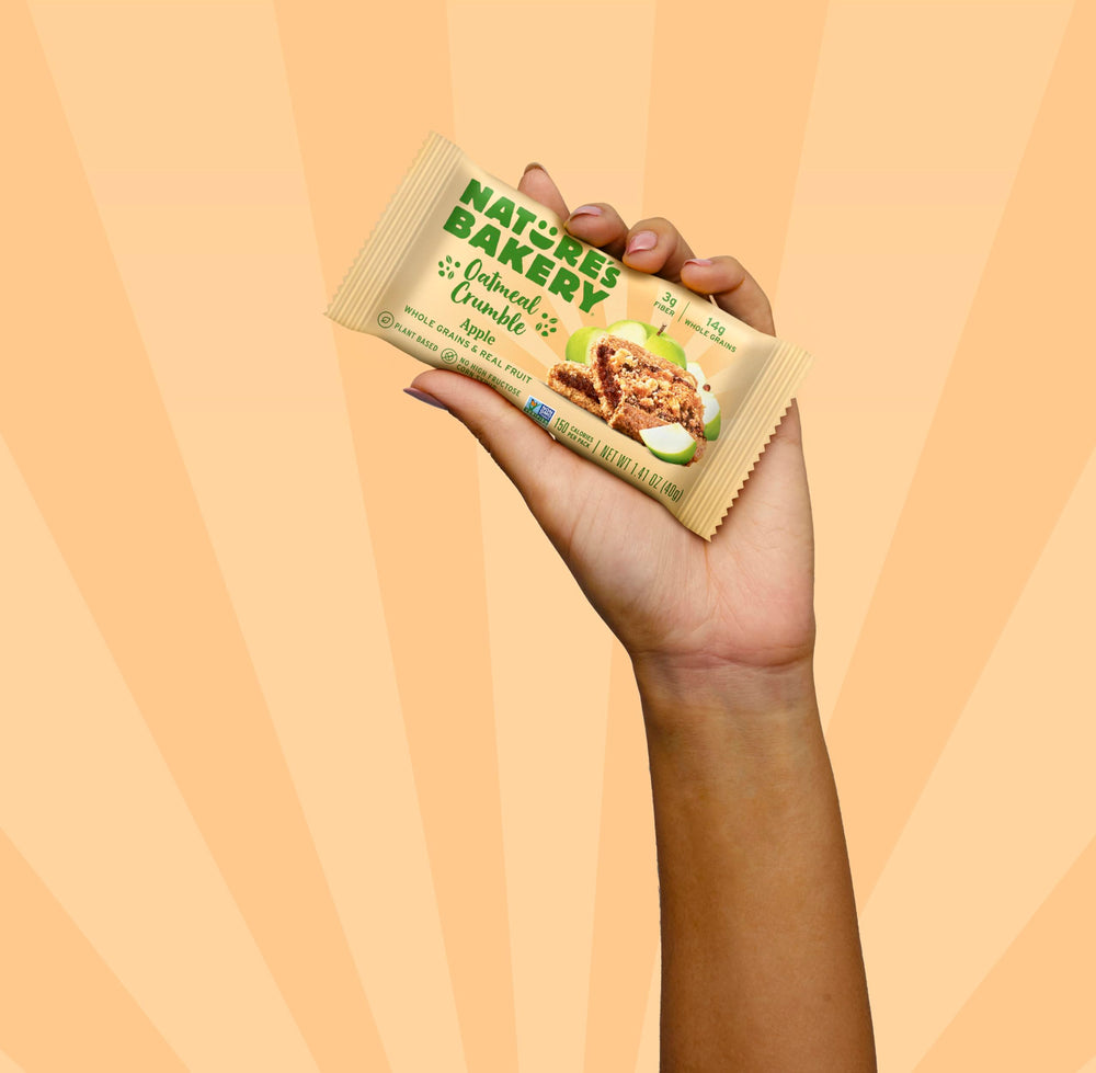 Nature's Bakery comparativa de tamaño con una mano para medir la porción