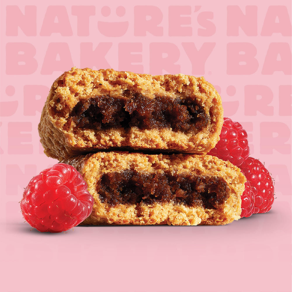 Nature's Bakery barrita en mano para comparar tamaño y porción práctica