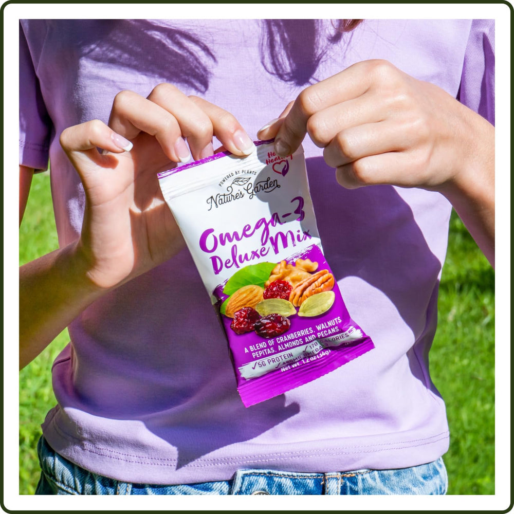 Nature's Garden paquete en mochila durante viaje, snack saludable on-the-go