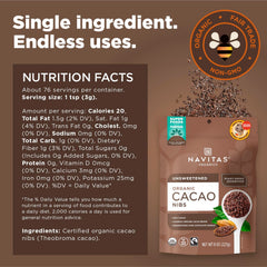 Navitas Organics nibs espolvoreados sobre yogur aportando crocancia