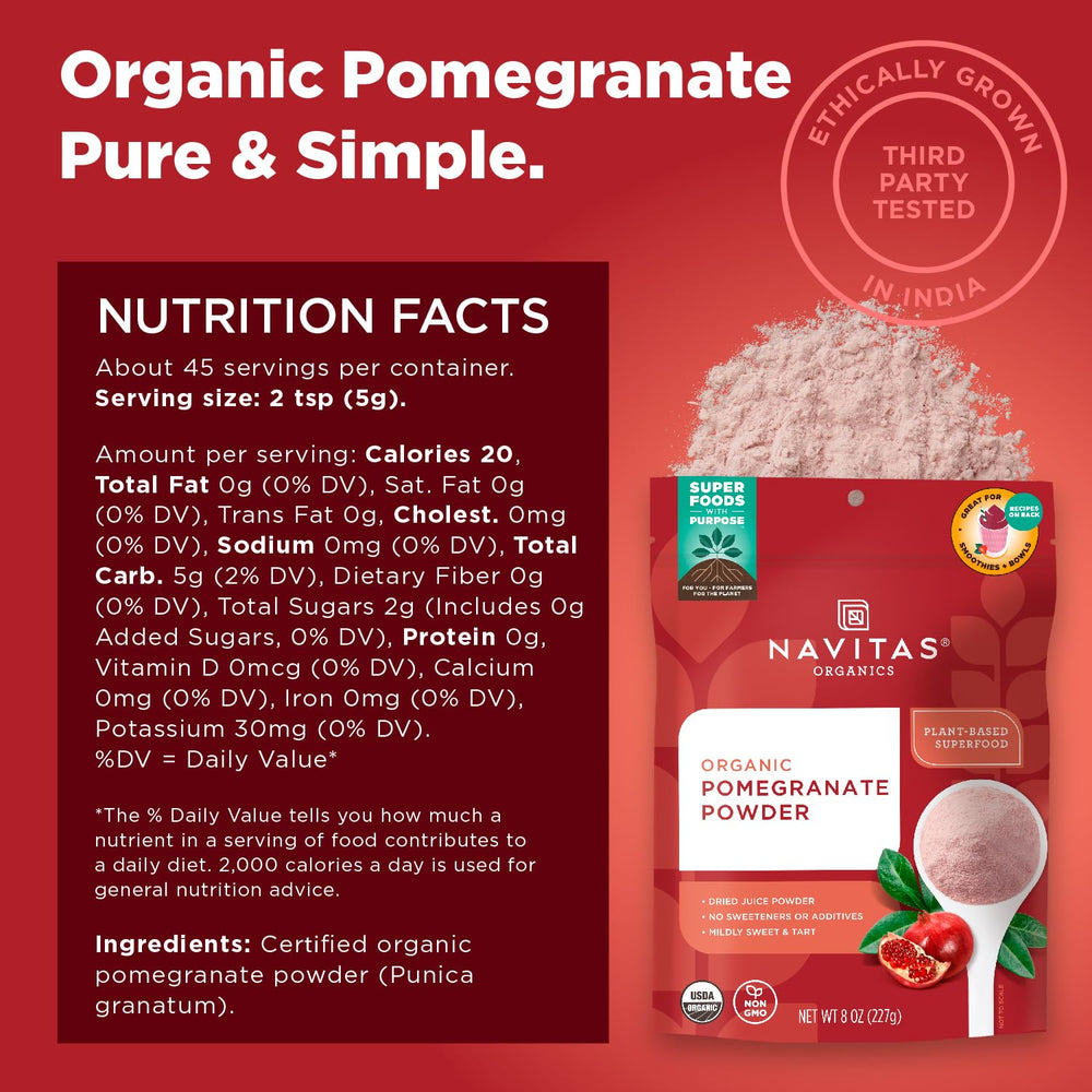 Navitas Organics polvo de granada mezclado en batido, añade sabor afrutado y color