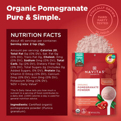 Navitas Organics polvo de granada mezclado en batido, añade sabor afrutado y color