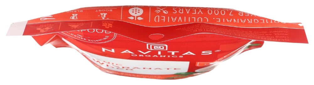 Navitas Organics polvo de granada espolvoreado sobre postre, realza sabor y estética