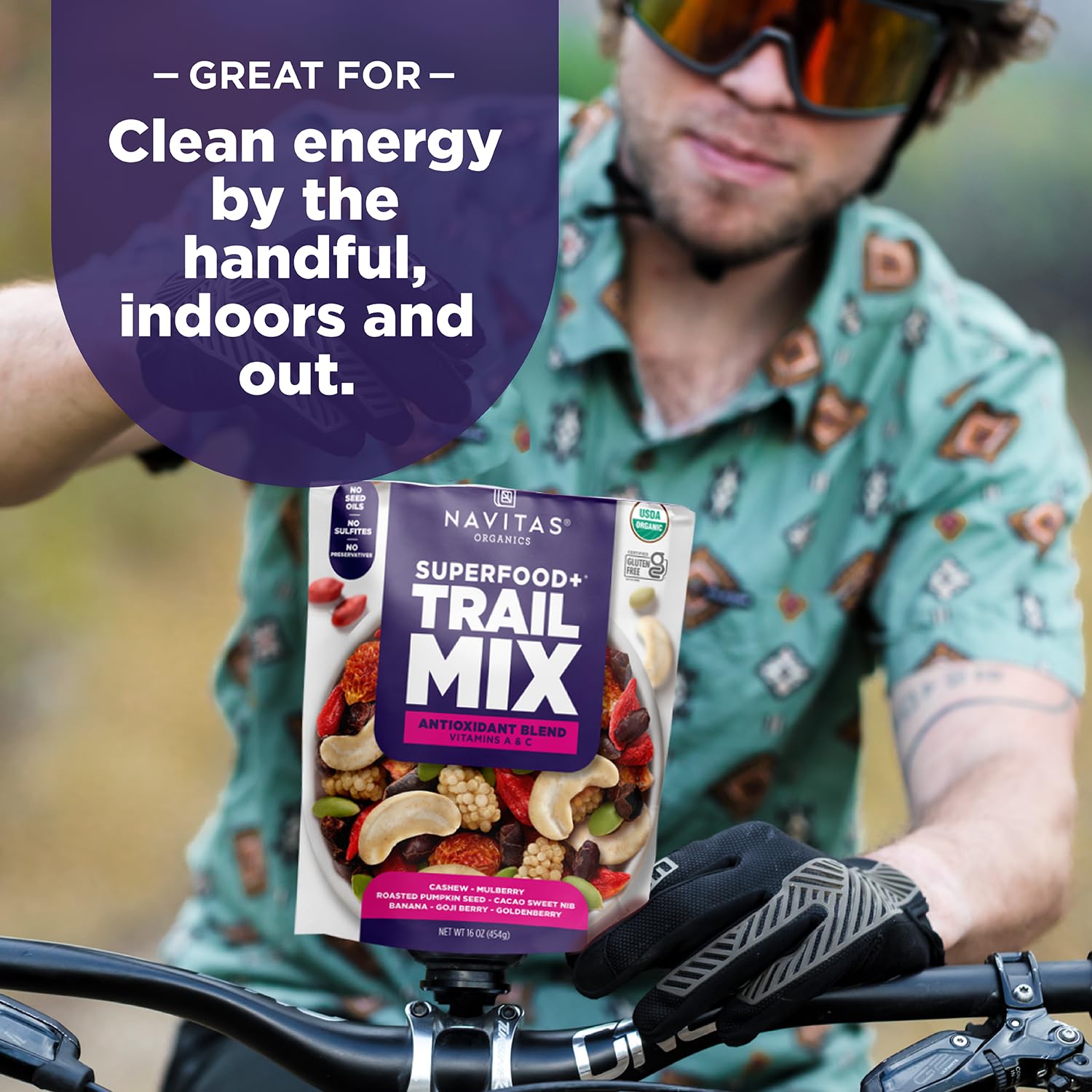 Navitas Organics mano sosteniendo una porción lista para snack rápido