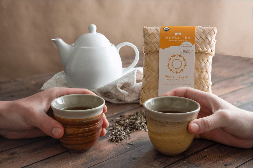 NEPAL TEA escena estilo de vida con taza y momentos de calma