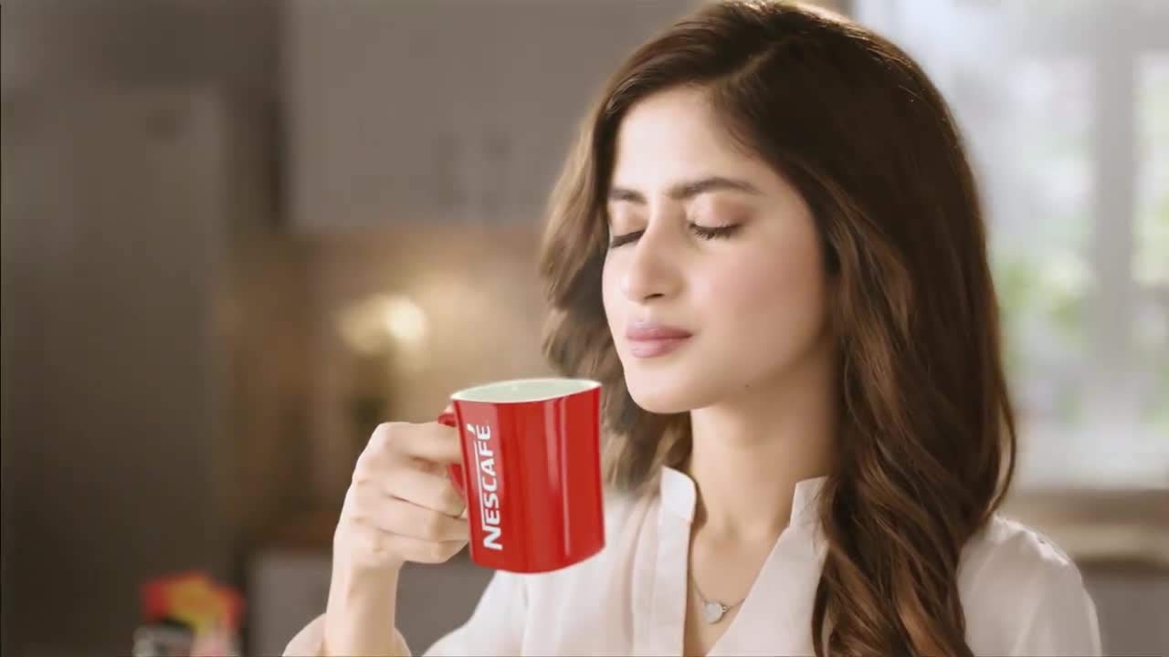 NESCAFÉ caja abierta con sobres organizados para almacenamiento eficiente