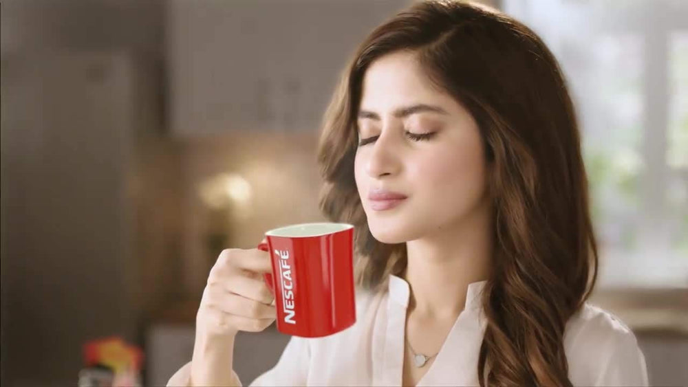 NESCAFÉ caja abierta con sobres organizados para almacenamiento eficiente