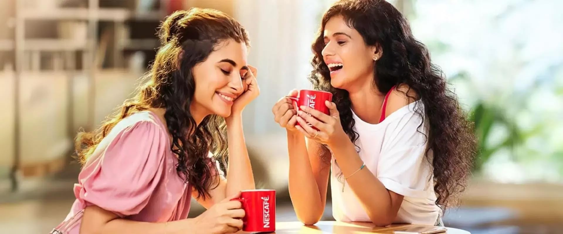 NESCAFÉ sobre junto a una regla para comparación de tamaño práctico