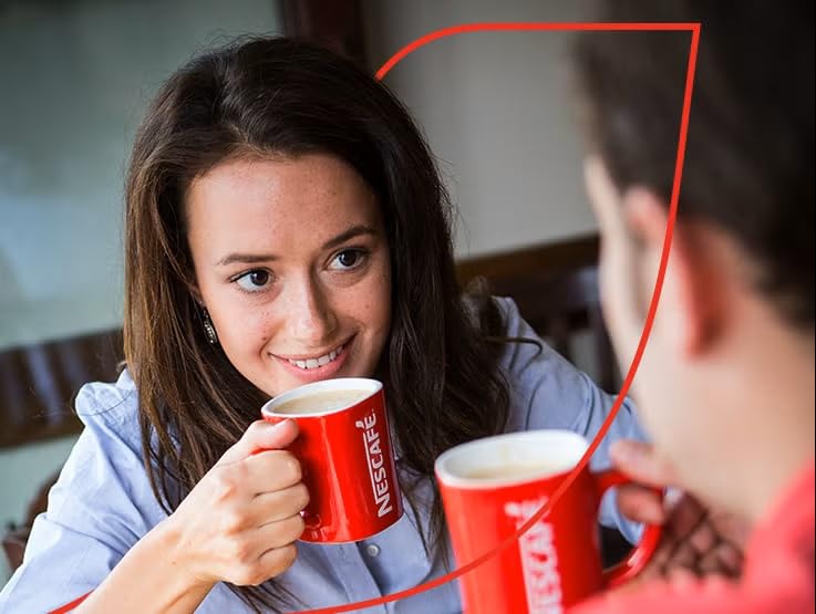 NESCAFÉ ingredientes principales resaltando leche británica y café