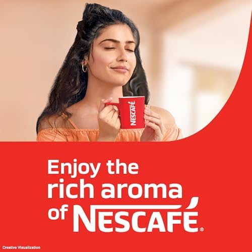 NESCAFÉ persona vertiendo agua caliente y preparando cappuccino al instante