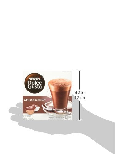 NESCAFÉ Dolce Gusto taza de Chococino en un ambiente acogedor junto a una manta para relajarse