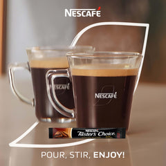 Nescafe sobre abierto vertido en taza listo para mezclar y beber