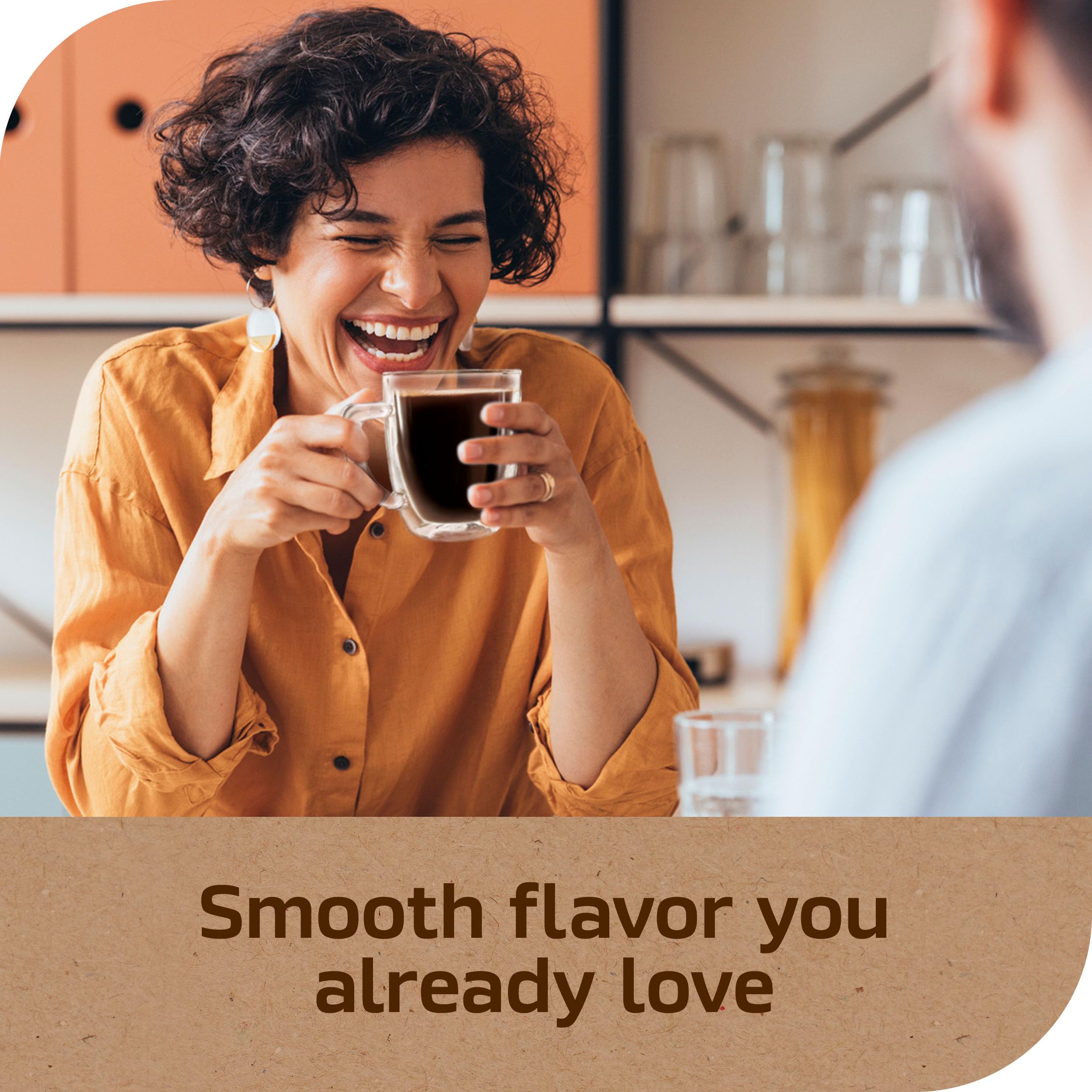 NESCAFÉ sobre junto a una mano para comparar tamaño y porción práctica