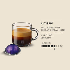 Nespresso Altissio extracción en cafetera Vertuo demostrando crema espesa y resultado intenso