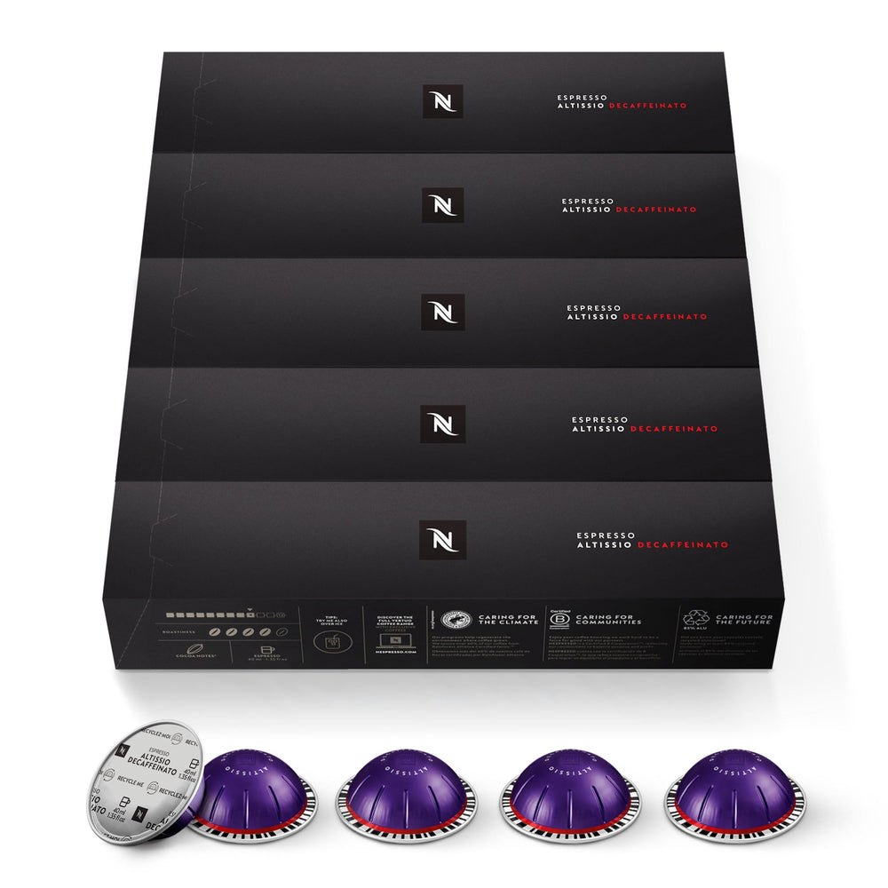 Nespresso Altissio cápsula en mano para comparar tamaño y facilidad de uso