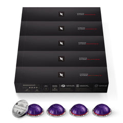 Nespresso Altissio cápsula en mano para comparar tamaño y facilidad de uso