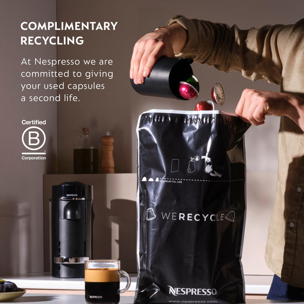 Nespresso Vertuo Intenso granos de café y cápsula para mostrar origen y mezcla