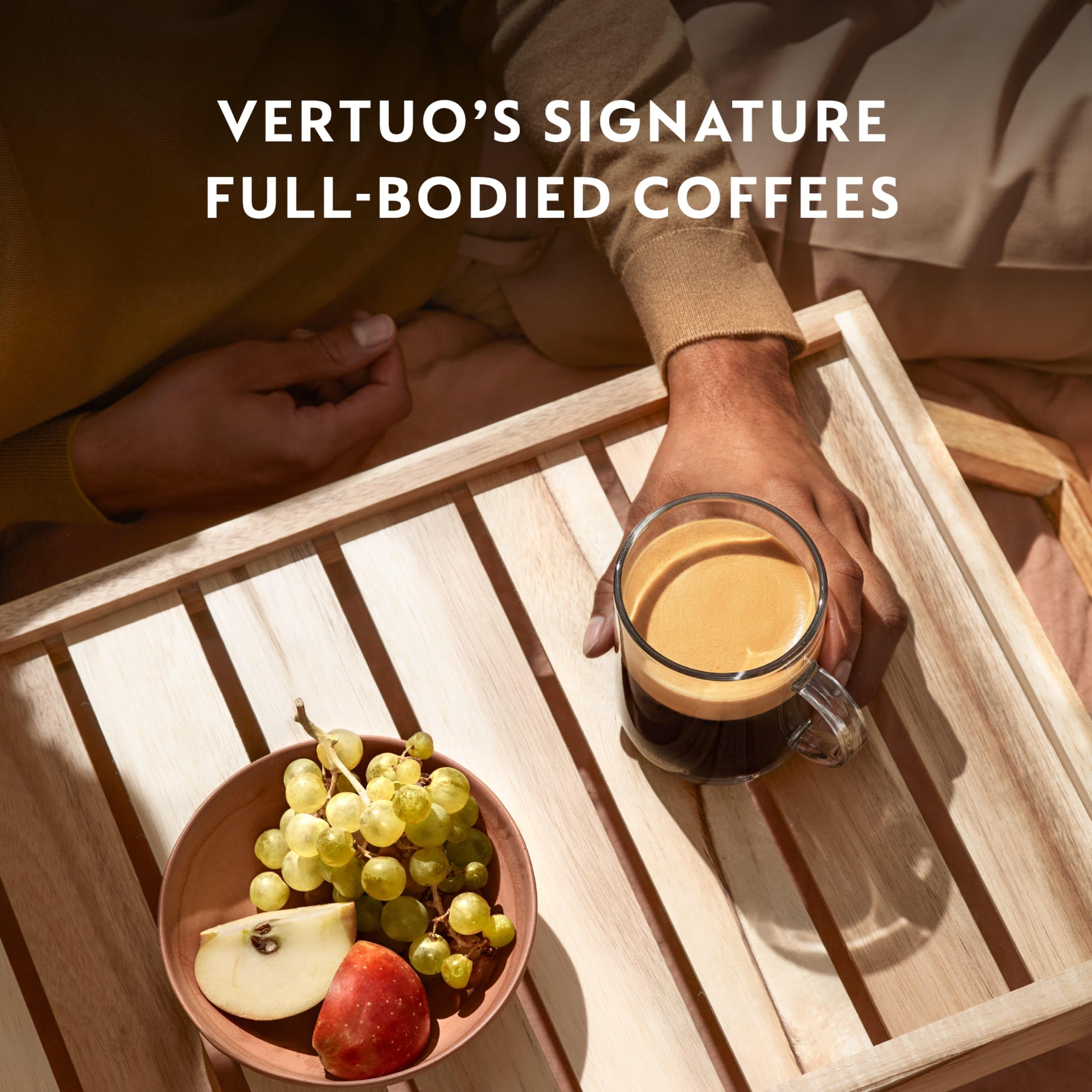 Nespresso cápsula siendo insertada en máquina VertuoLine para preparación fácil