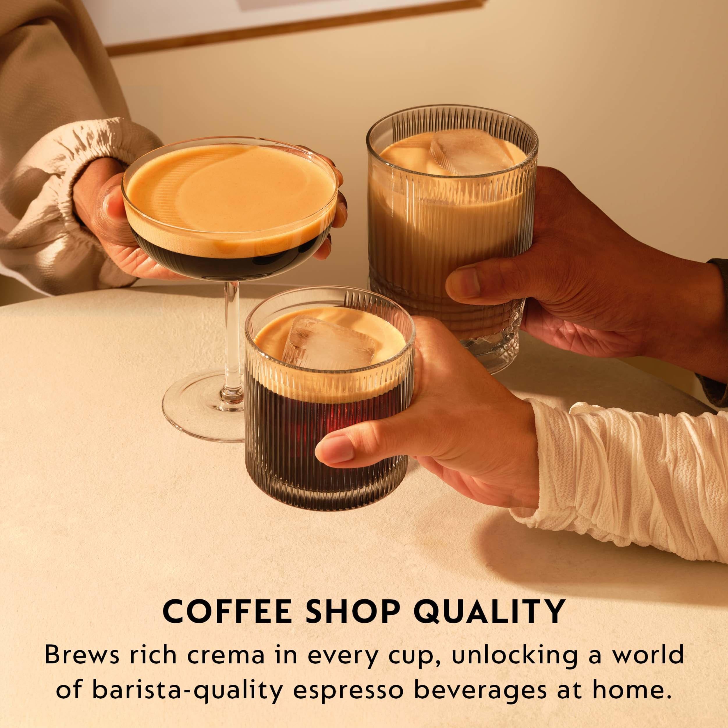 Mano sosteniendo cápsula Nespresso Volluto Decaffeinato para comparar tamaño