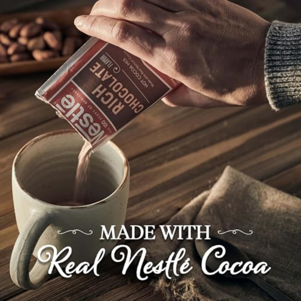 Nestle Hot Cocoa sobre individual abierto, porción medida y lista para mezclar