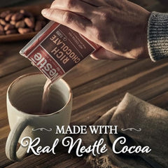 Nestle Hot Cocoa sobre individual abierto, porción medida y lista para mezclar