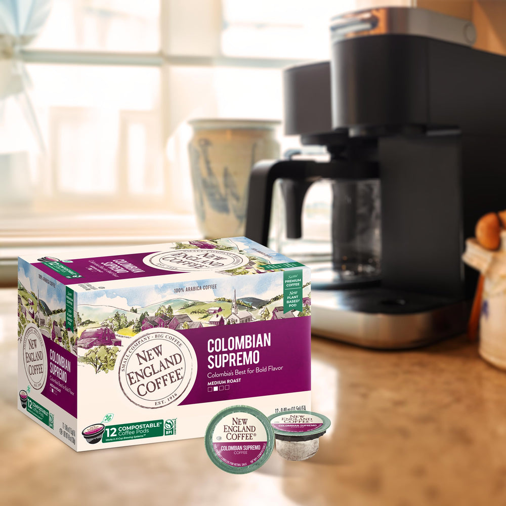 New England Coffee escena matutina con cápsulas resaltando energía y practicidad