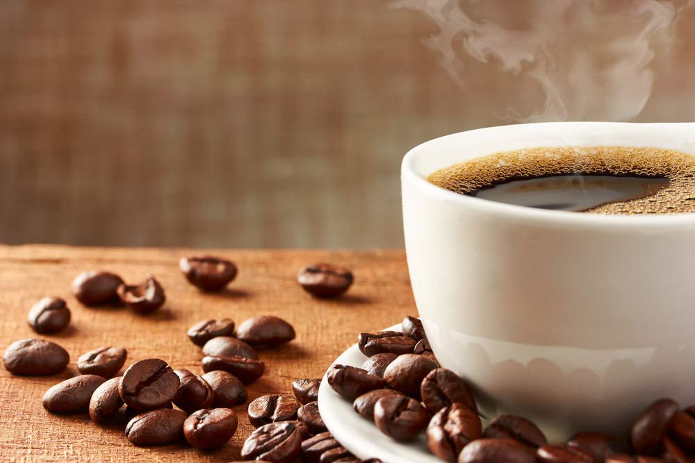 New England Coffee granos en bandeja representando tueste en pequeños lotes
