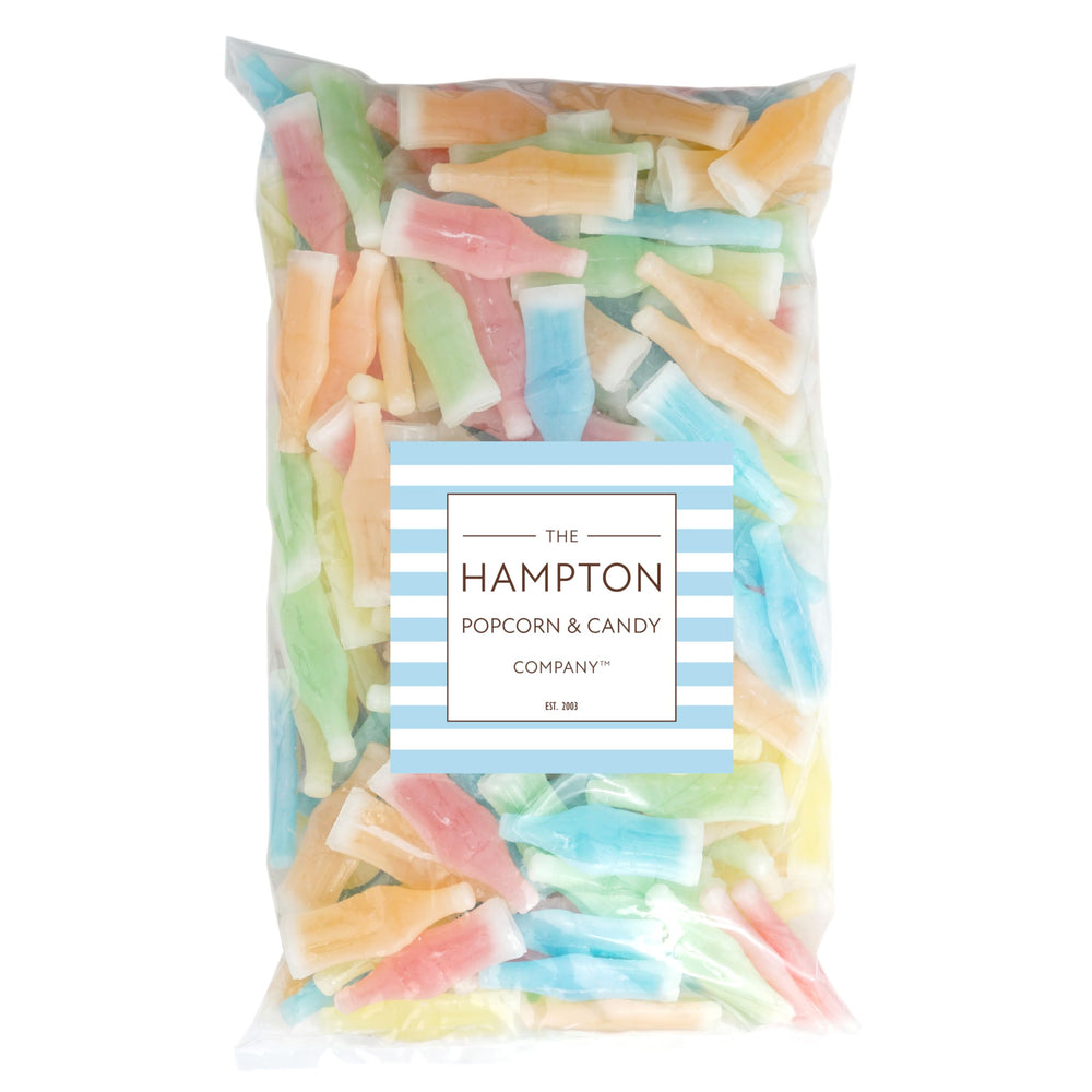 The Hampton Popcorn Company: mano sosteniendo una botella Nik-L-Nips para ver tamaño