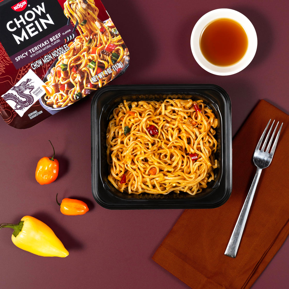 NISSIN bandeja en microondas calentándose, preparación rápida y fácil