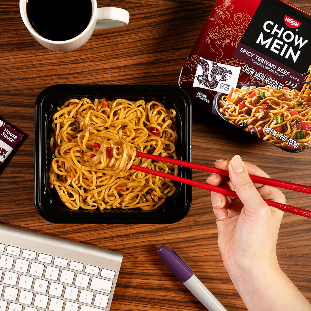 NISSIN sobre de salsa Spicy Teriyaki Beef junto a bandeja, sabor intenso