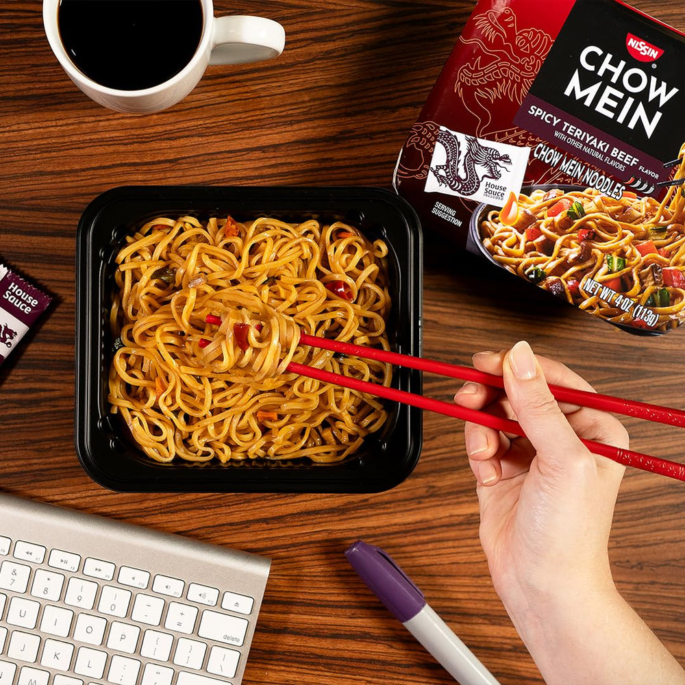 NISSIN sobre de salsa Spicy Teriyaki Beef junto a bandeja, sabor intenso