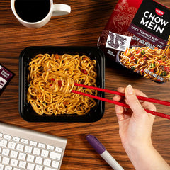 NISSIN sobre de salsa Spicy Teriyaki Beef junto a bandeja, sabor intenso
