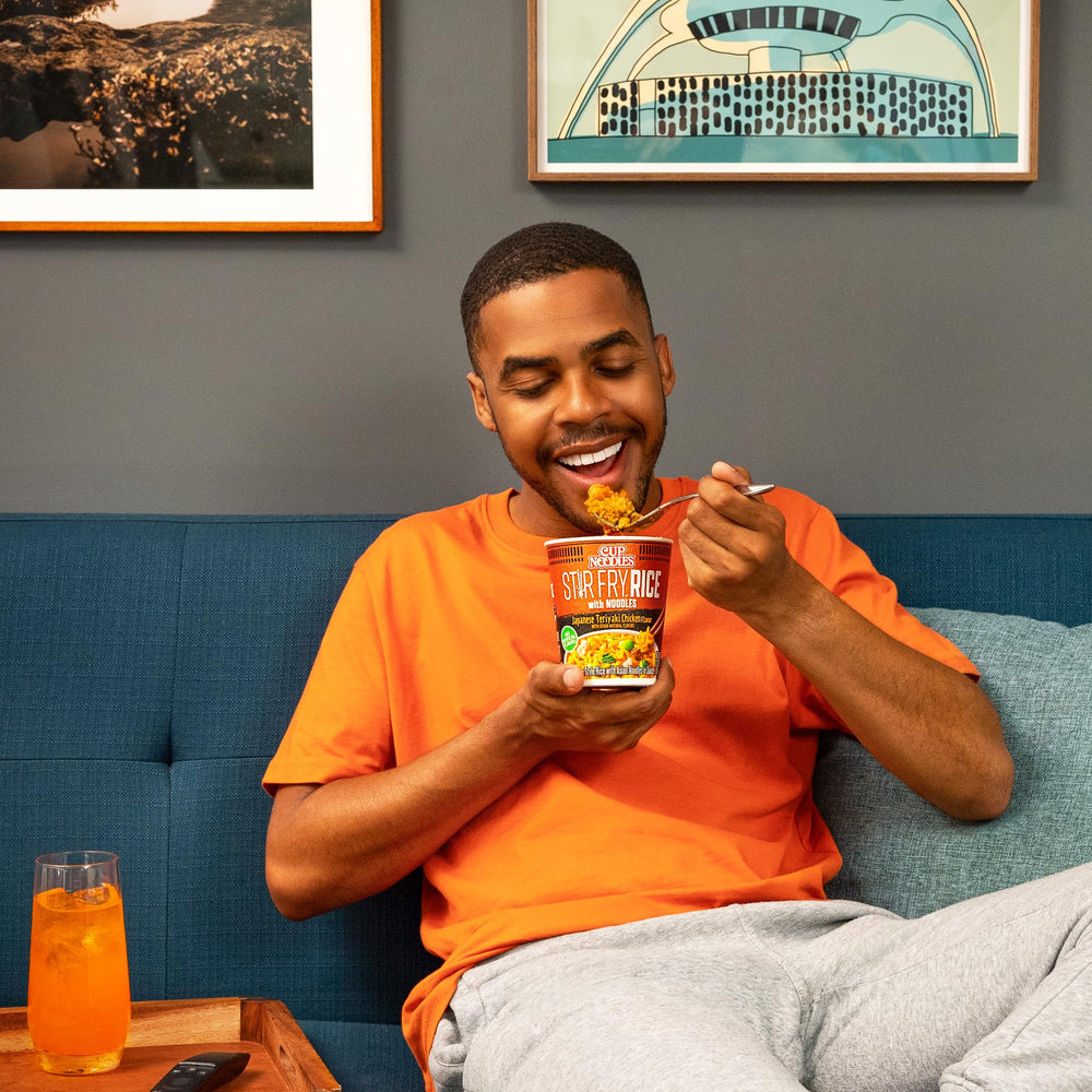 NISSIN comparación de tamaño con manos para ver porción individual práctica