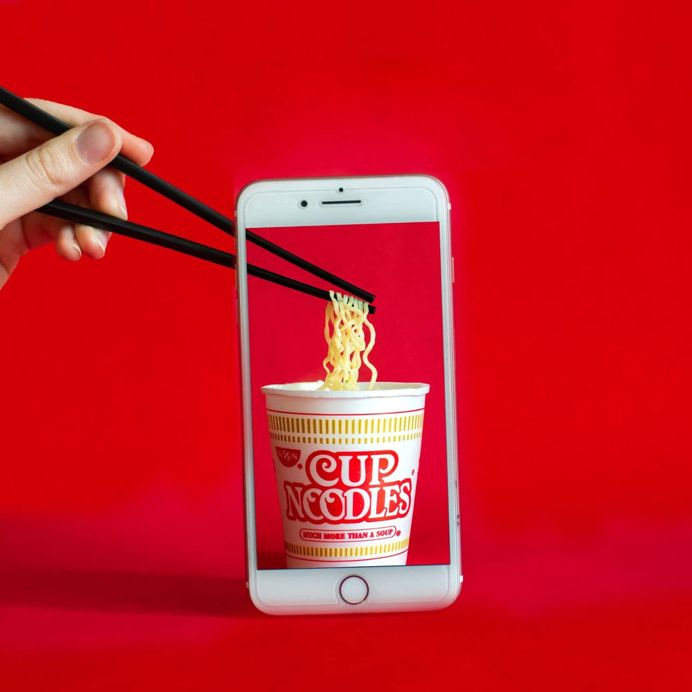NISSIN vaso en mano para comparación de tamaño, tamaño individual y porción práctica