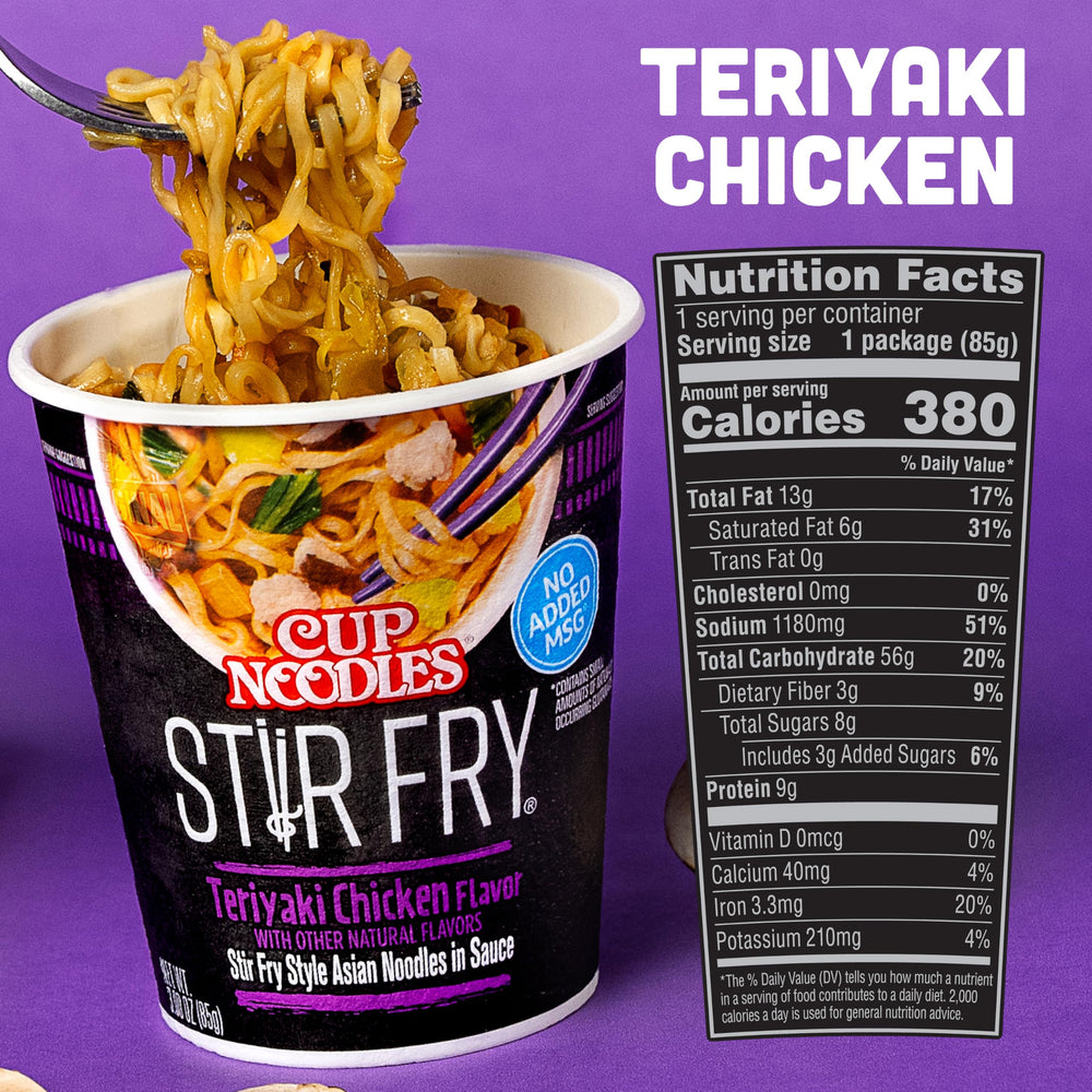 NISSIN primer plano de fideos con textura al dente y atractivo visual