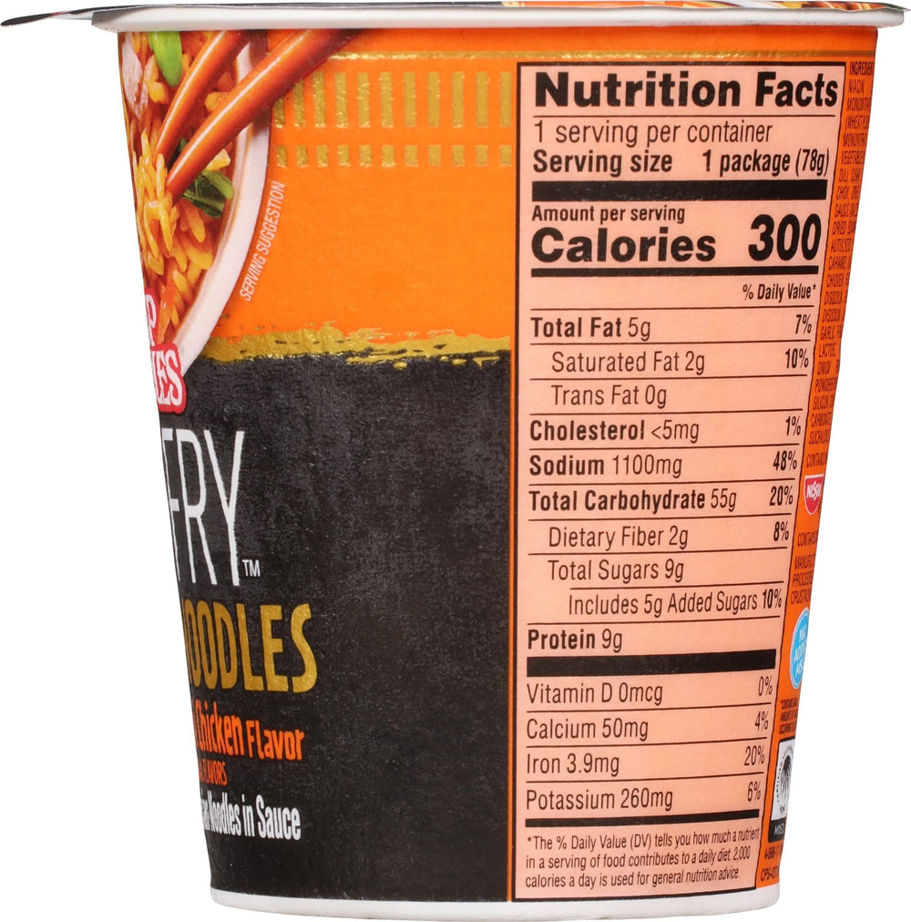 NISSIN primer plano textura de arroz y fideos para apreciar mezcla y contraste